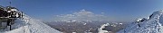 44 Vista panoramica dalla cresta di vetta col Rif. Azzoni verso le Orobie